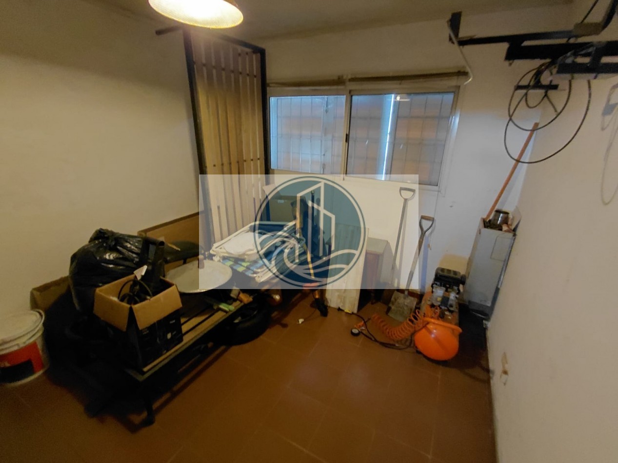 CASA EN VENTA 3 AMBIENTES, CON JARDIN Y GARAGE