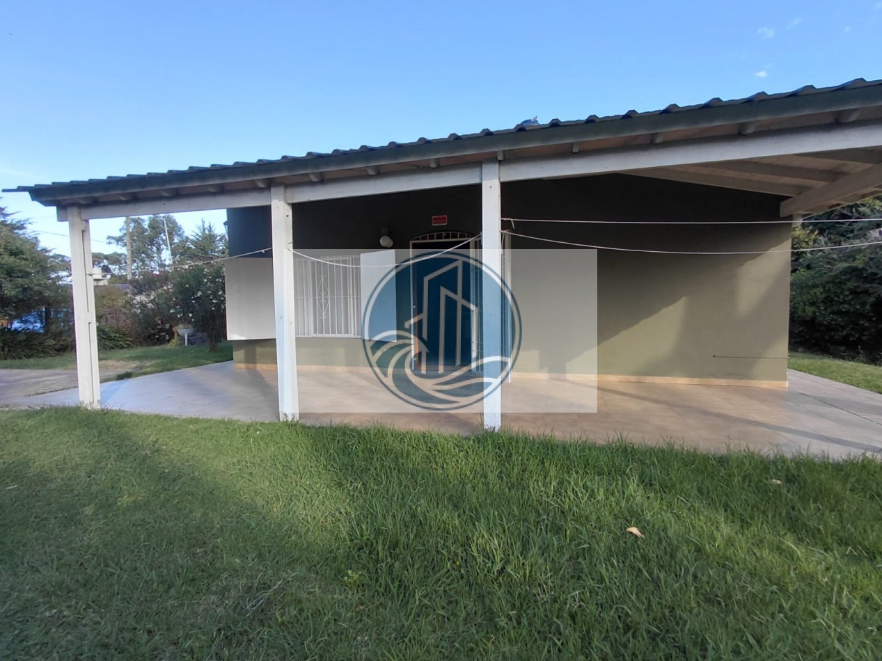 VENTA CASA TRES AMBIENTES CON GALERIA Y PARQUE EN BARRIO ACANTILADOS
