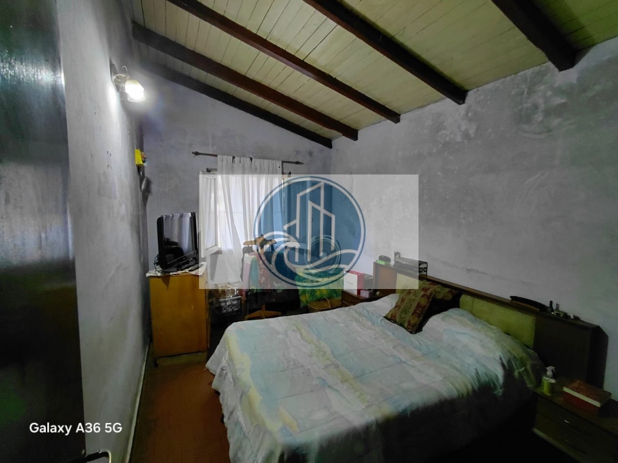 CASA  2 AMBIENTES  A REFACCIONAR, CON DEPARTAMENTO 2 AMBIENTES, GARAJE Y PARQUE ... OPORTUNIDAD!