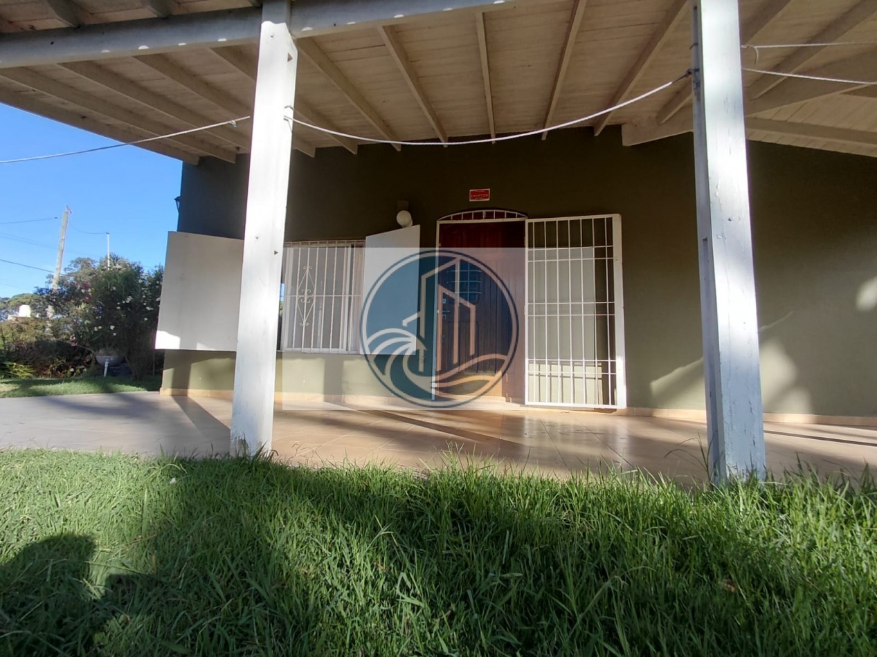 VENTA CASA TRES AMBIENTES CON GALERIA Y PARQUE EN BARRIO ACANTILADOS