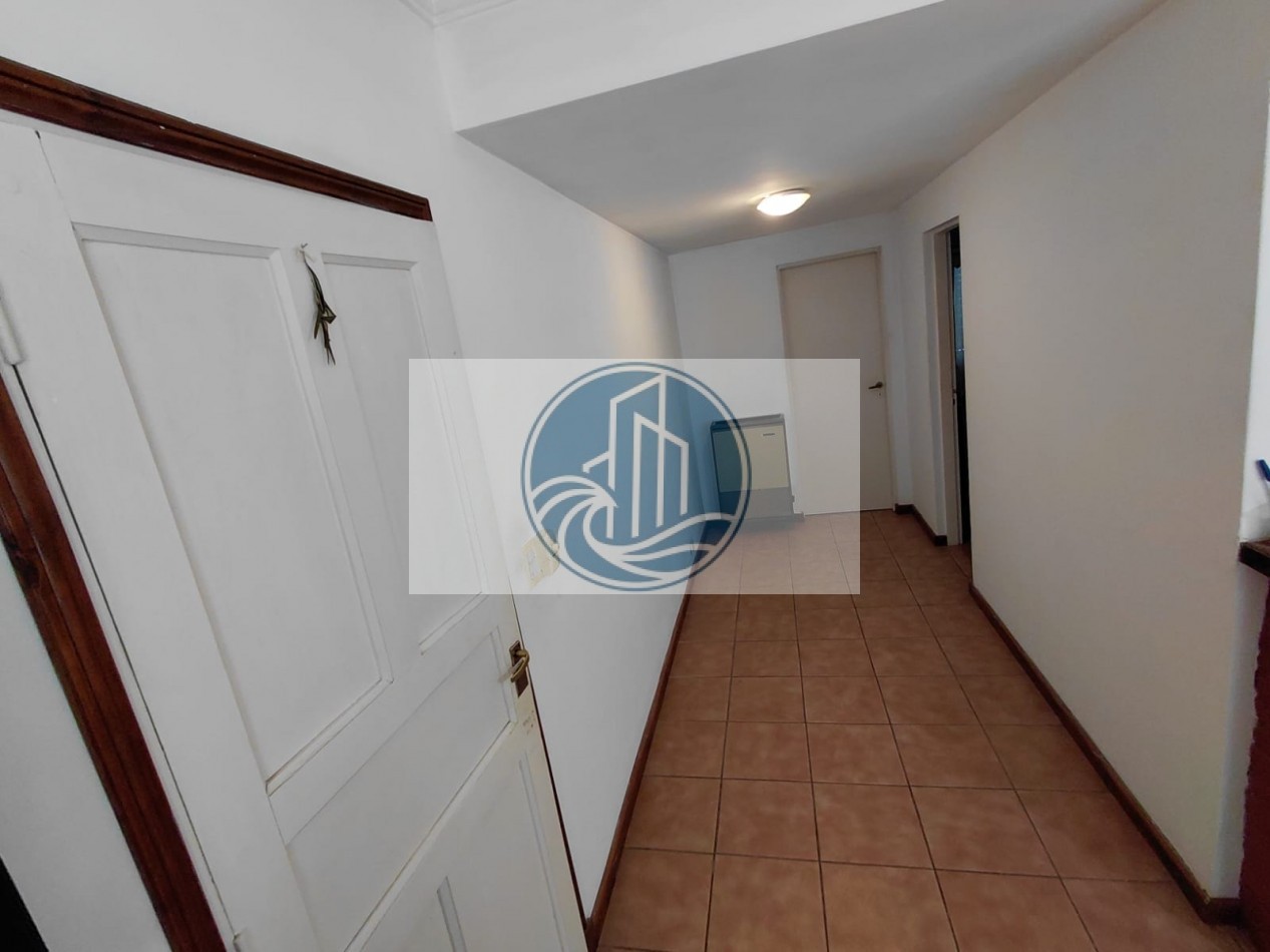 CASA EN VENTA 3 AMBIENTES, CON JARDIN Y GARAGE