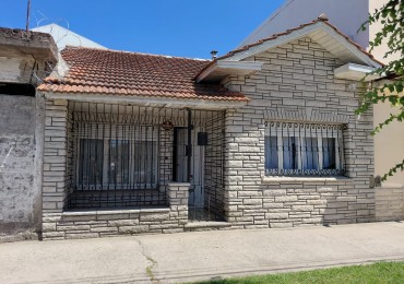 CHALET TRES AMBIENTES EN ESQUINA CON CONSTRUCCION PARA LOCAL