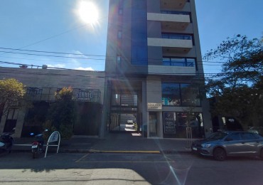 DEPARTAMENTO AL FRENTE CON BALCON SALIENTE ,COCHERA, AMUEBLADO Y AMENITIES