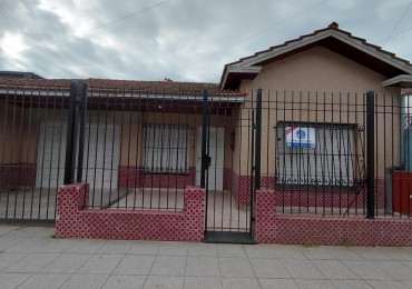 VENTA CHALET AL FRENTE CON GARAJE, PATIO Y JARDIN