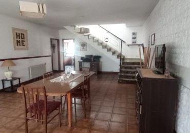 VENTA CASA 6 AMBIENTES AL FRENTE