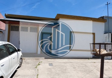 CASA EN VENTA 3 AMBIENTES, CON JARDIN Y GARAGE